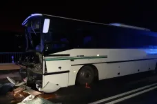 Policie shání svědky tragické nehody autobusu na Mělnicku. Zajímá se hlavně o kamerové záznamy