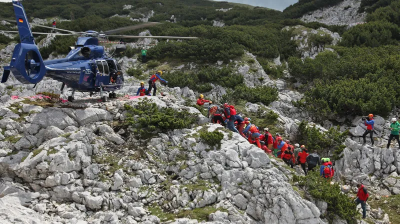 Záchranáři vynášejí speleologa Johanna Westhausera