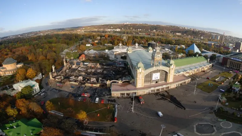 Torzo Průmyslového paláce na pražském Výstavišti, které ve čtvrtek srovnal se zemí mohutný požár.