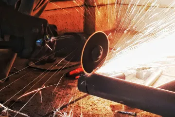 Průmyslová produkce meziročně vzrostla, stavebnictví stagnovalo
