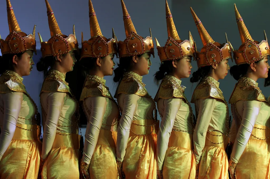 Neslyšící a lidi s těžkým postižením sluchu předvádějí tanec Guanyin Thousand Hand u příležitosti Národního dne na pomoc postiženým v čínském Kunmingu