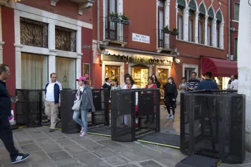 Přeplněné Benátky zavedly turnikety, které mohou zabránit vstupu turistů