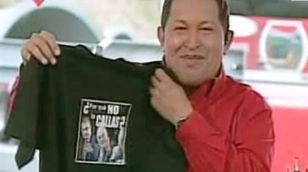Chávez s tričkem od španělského krále