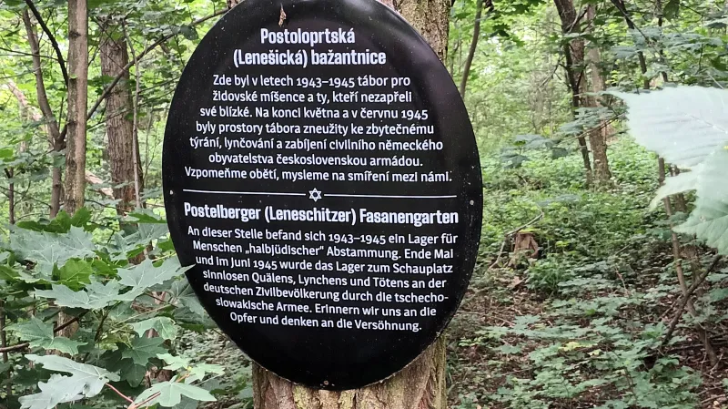 Pamětní deska v Postoloprtech