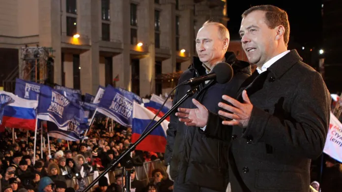 Dmitrij Medvěděv a Vladimir Putin na náměstí před Kremlem v Moskvě