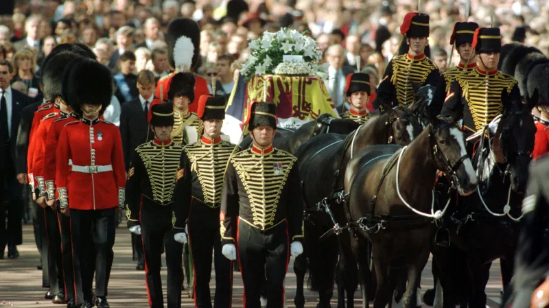 Poslední rozloučení s Dianou - stovky tisíc lidí v ulicích Londýna, dvě a půl miliardy u televizních obrazovek