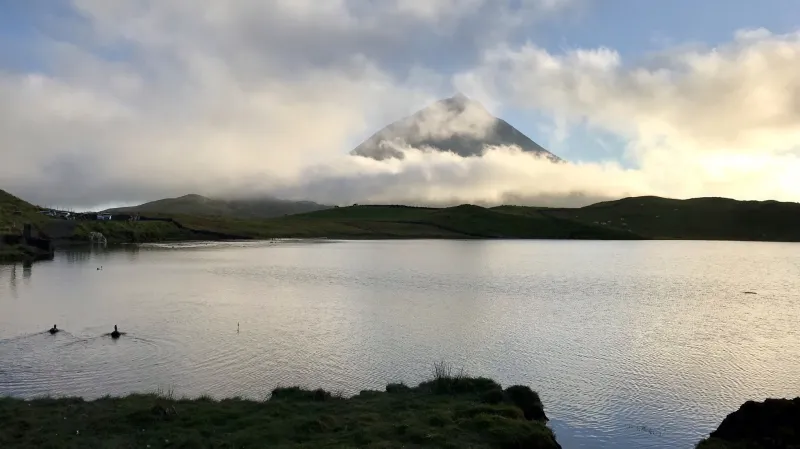 Západ slunce u jezera Lagoa do Capitão na ostrově Pico