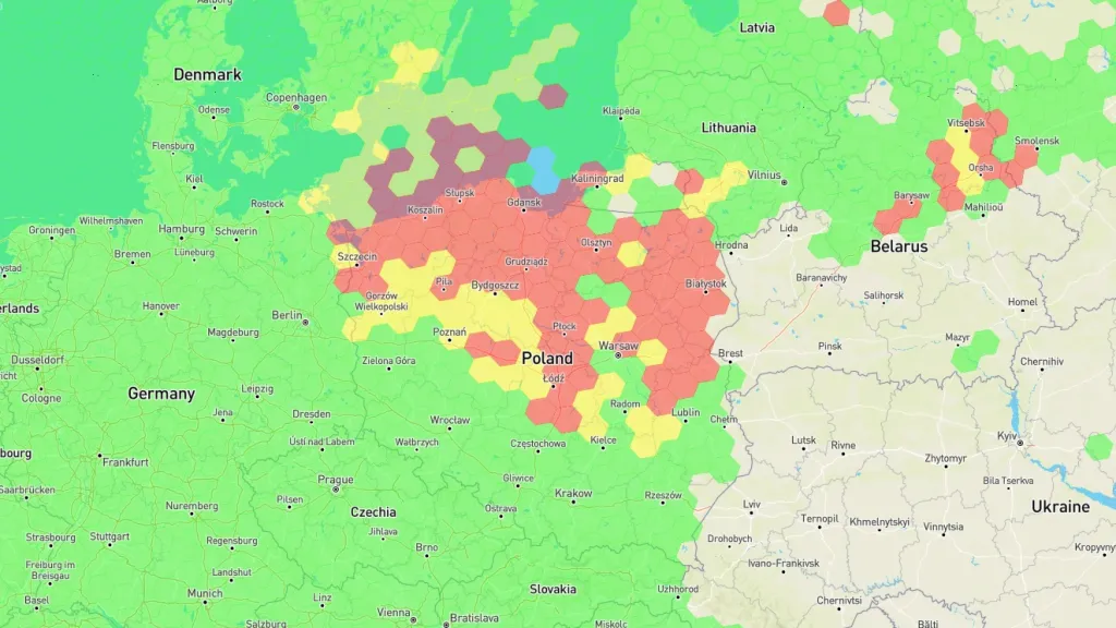 Výpadek signálu GPS (červeně) nad severním Polskem
