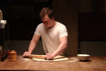 Recenze: Cukrář pracuje s křehkým těstem