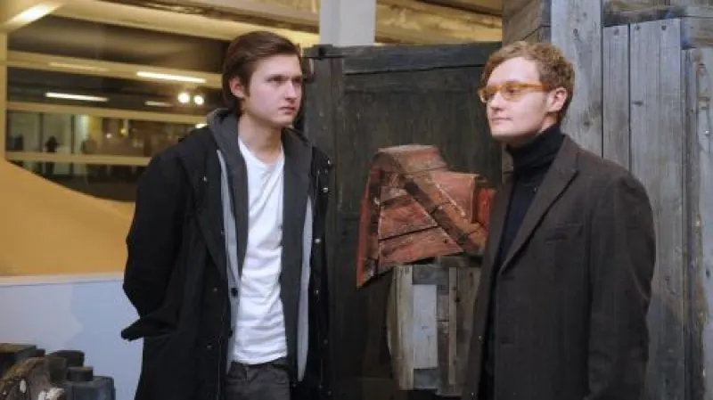 Laureáti 21. Ceny Jindřicha Chalupeckého Vasil Artamanov (vpravo) a Alexej Klyuykov u své instalace v Centru DOX