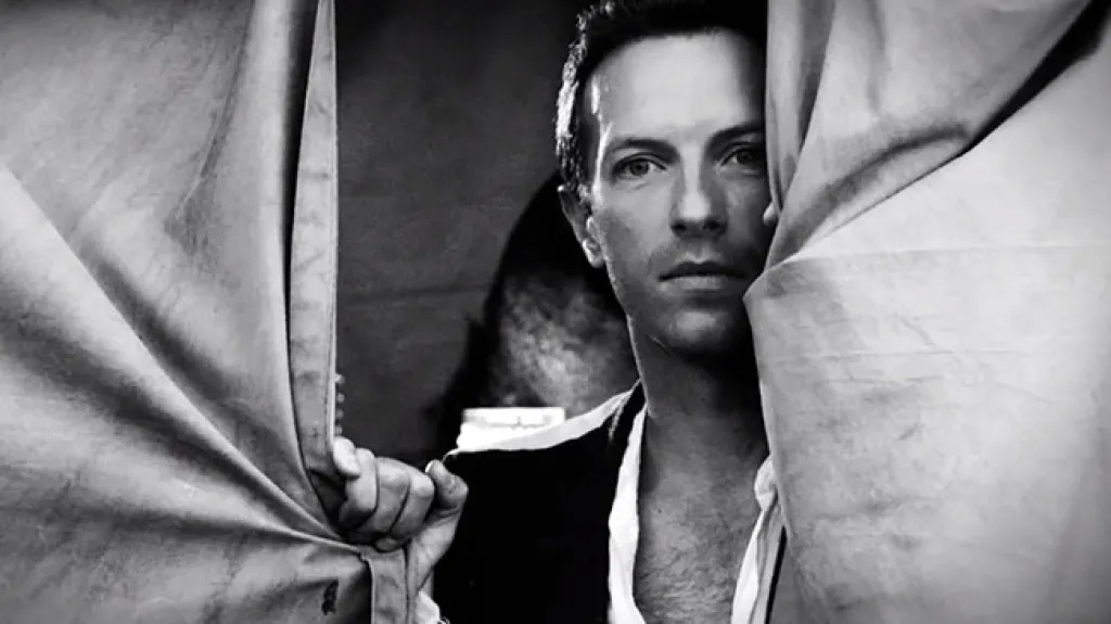 Chris Martin v novém klipu Magic
