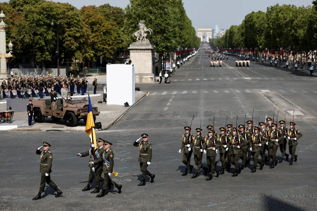 Kontingent ukrajinských vojáků pochoduje během každoroční vojenské přehlídky na výročí dobytí Bastily na Champs-Élysées