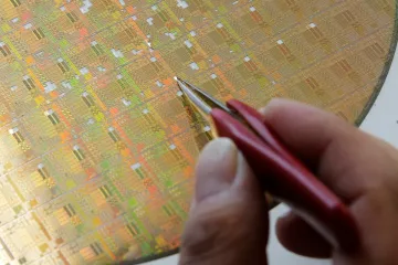 Konec krize kolem čipů je v nedohlednu. Dotýká se cen elektroniky i aut, nemůže za ni ale jen covid