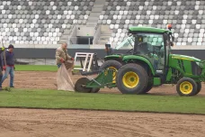Sedm měsíců od otevření se na královéhradeckém stadionu mění část trávníku. Fotbalisté věří, že nový vydrží déle