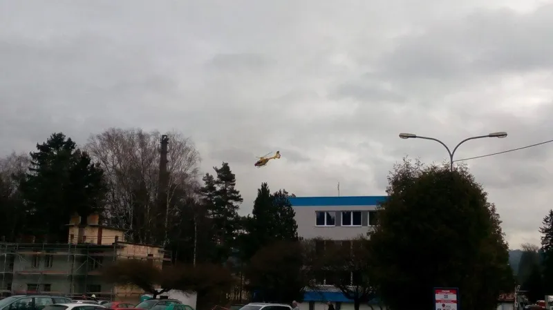 Vrtulník nad areálem