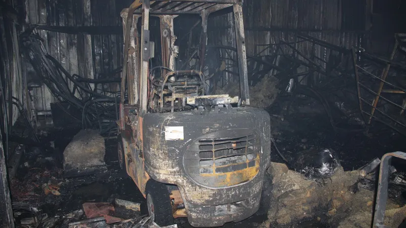 Skladované věci uvnitř haly jsou po požáru zcela zničené