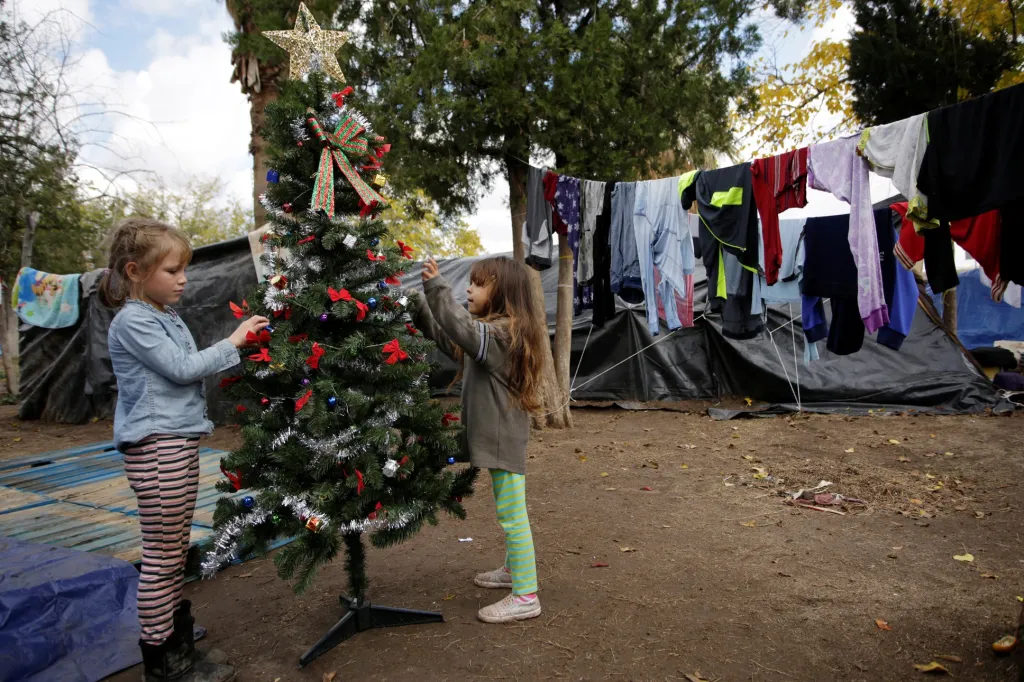 Mexické děti spolu se svými rodiči prchají před násilím ve svém rodném městě. V současné době táboří poblíž mezinárodního hraničního přechodu Cordova-Americas, kde čekají na vyřízení žádostí o azyl do USA. Dlouhé chvíle si zpříjemnily strojením vánočního stromku v Ciudad Juarez