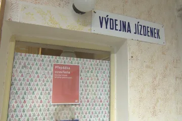 Zavřeno. Na desítkách železničních stanic už si cestující jízdenku nekoupí
