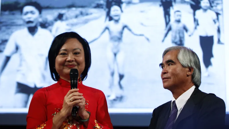Kim Phuc a Nick Ut v roce 2012
