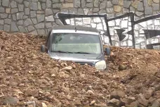 V Táboře se po bouřce sesunula hlína s kamením, zasypaly zaparkované vozidlo