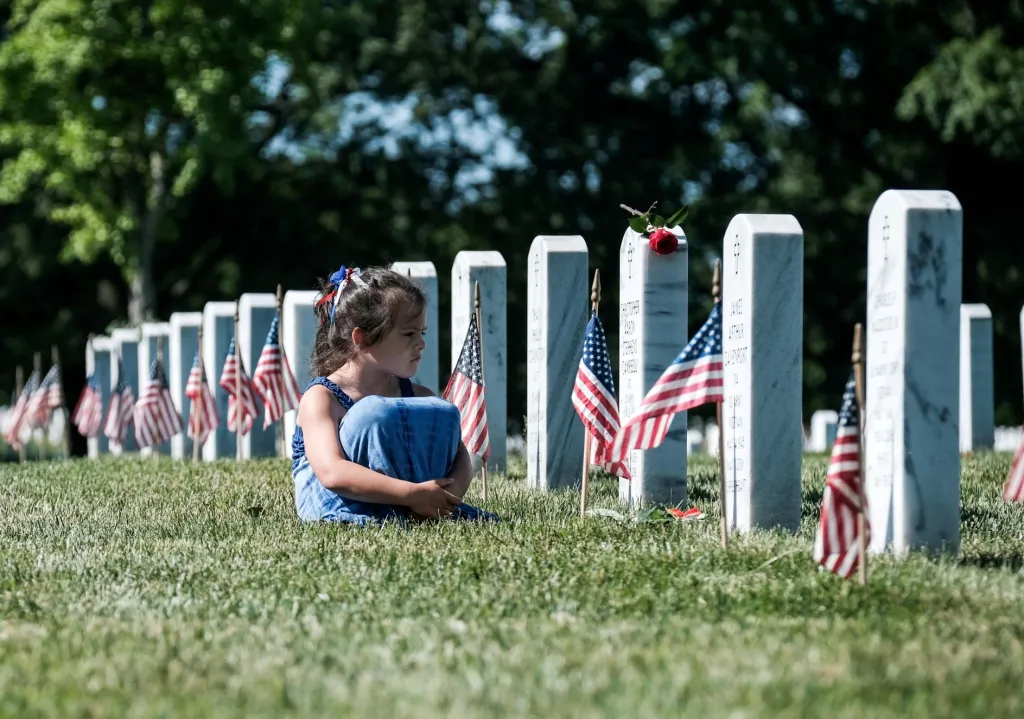 Američané si připomněli Den obětí války. Americký prezident Joe Biden se v pondělí zúčastnil tradičního ceremoniálu kladení věnců k hrobu neznámého vojína na Arlingtonském národním hřbitově ve Virginii
