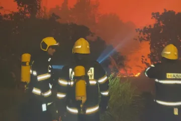 S požárem u Hřenska pomáhají i dobrovolní hasiči. Stěna ohně byla jako vstup do pekla, říká jeden z nich 