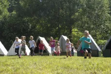 O víkendu odstartovaly první letní dětské tábory. Omezují je hygienická opatření i velká voda