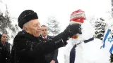 Šimon Peres staví sněhuláka