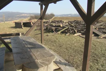 Rozhledna v Javorníku šla po dvanácti letech k zemi. Oprava by se obci nevyplatila