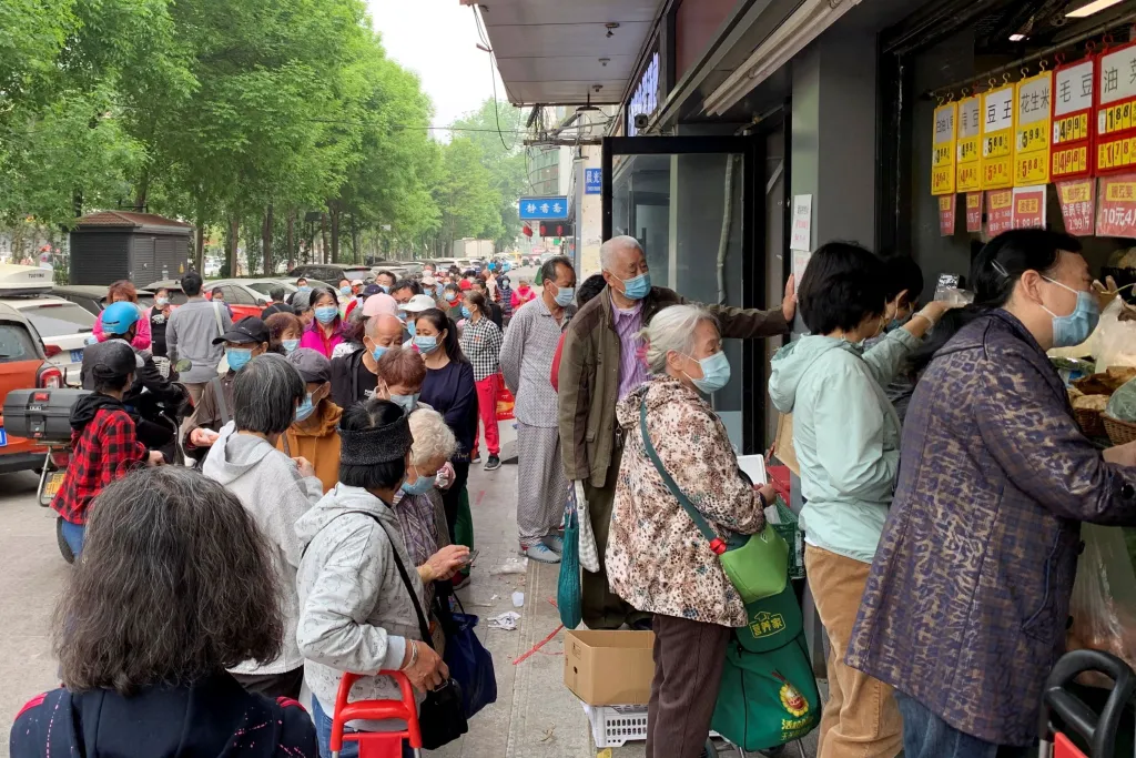Obyvatelé Pekingu panikaří a hromadně skupují potraviny. Bojí se lockdownu ve stylu Šanghaje