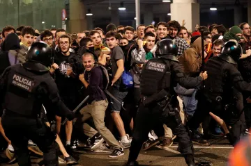Katalánci se bouří proti vysokým trestům pro separatisty. Zablokovali letiště v Barceloně
