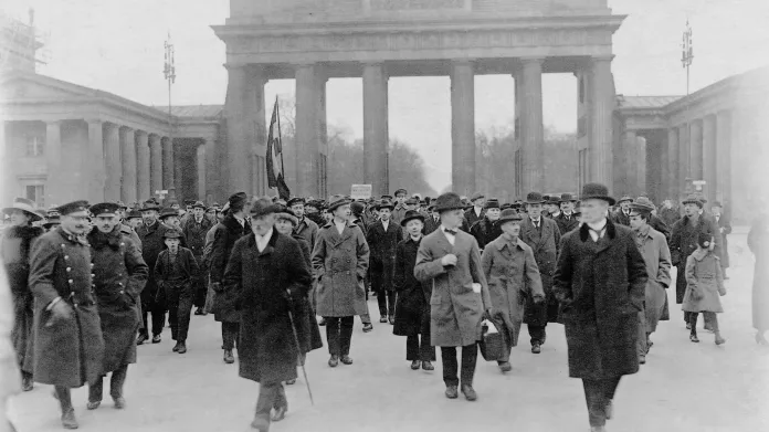 Protest proti Versailleské smlouvě v Berlíně v dubnu 1919