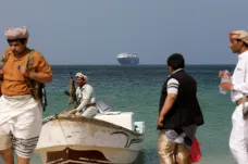 Dopravci se kvůli útokům hútíů začali vyhýbat Rudému moři. Může to zvýšit ceny