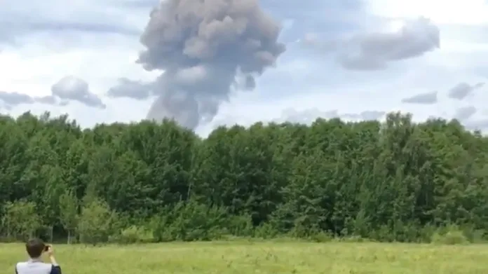 Mrak po výbuchu v ruské továrně na výrobu trhavin ve městě Dzeržinsk