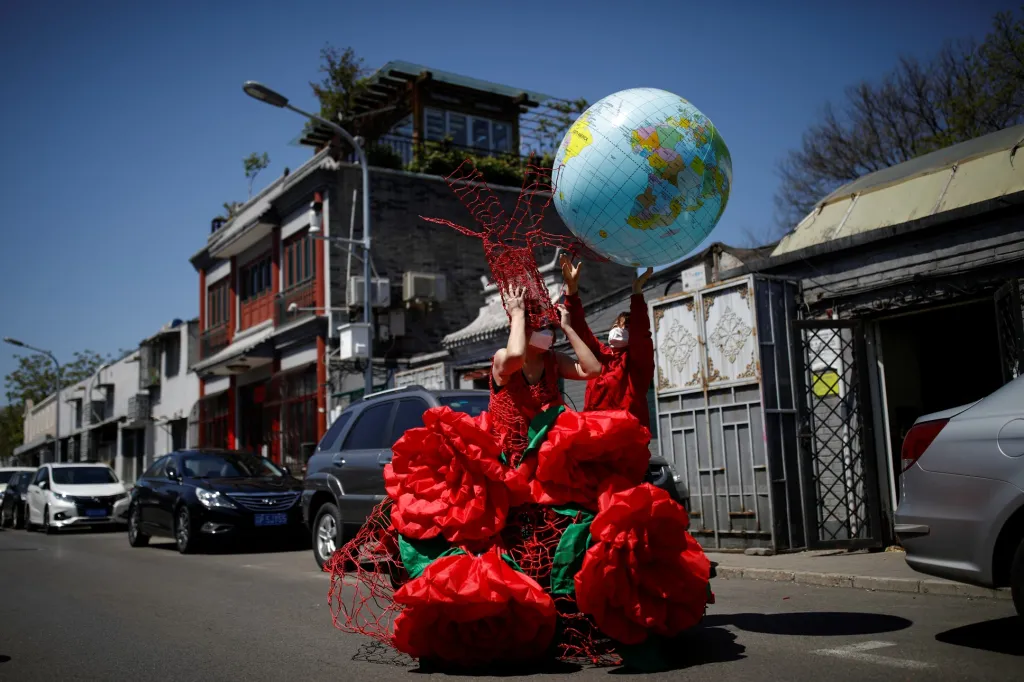 Umělkyně Kong Ning si připravuje kostým, který si vyrobila při příležitosti Dne Země. Vyfoceno v čínském Pekingu