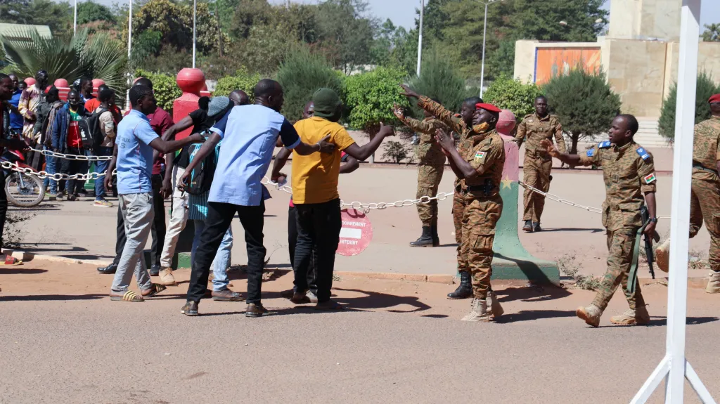 Burkinafaští obyvatelé přišli vyjádřit podporu vojákům