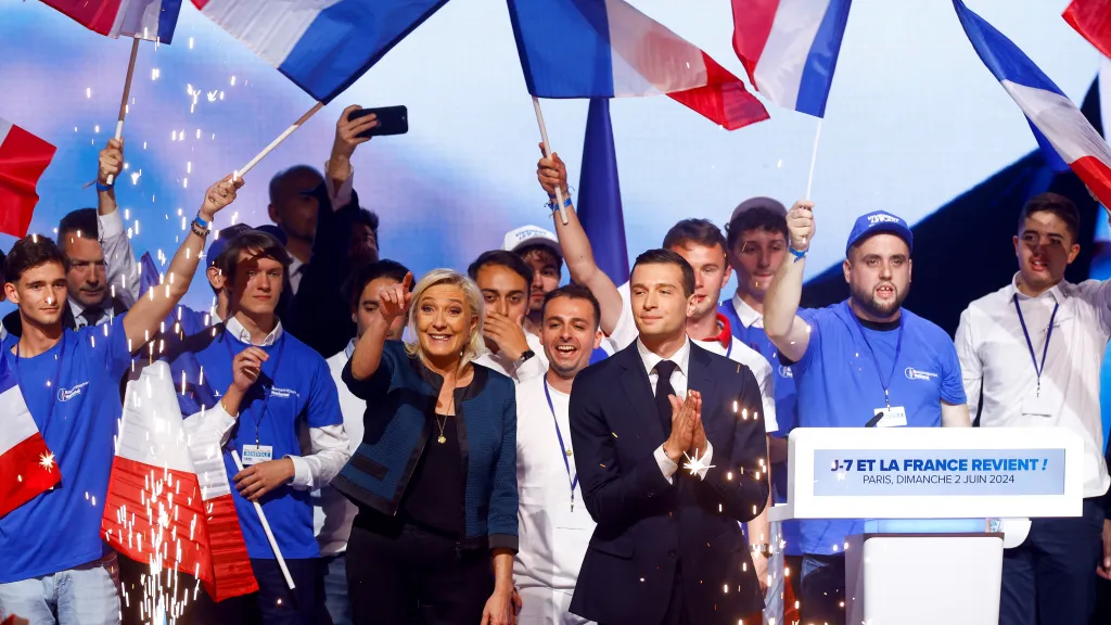 Marine Le Penová a Jordan Bardella na mítinku RN
