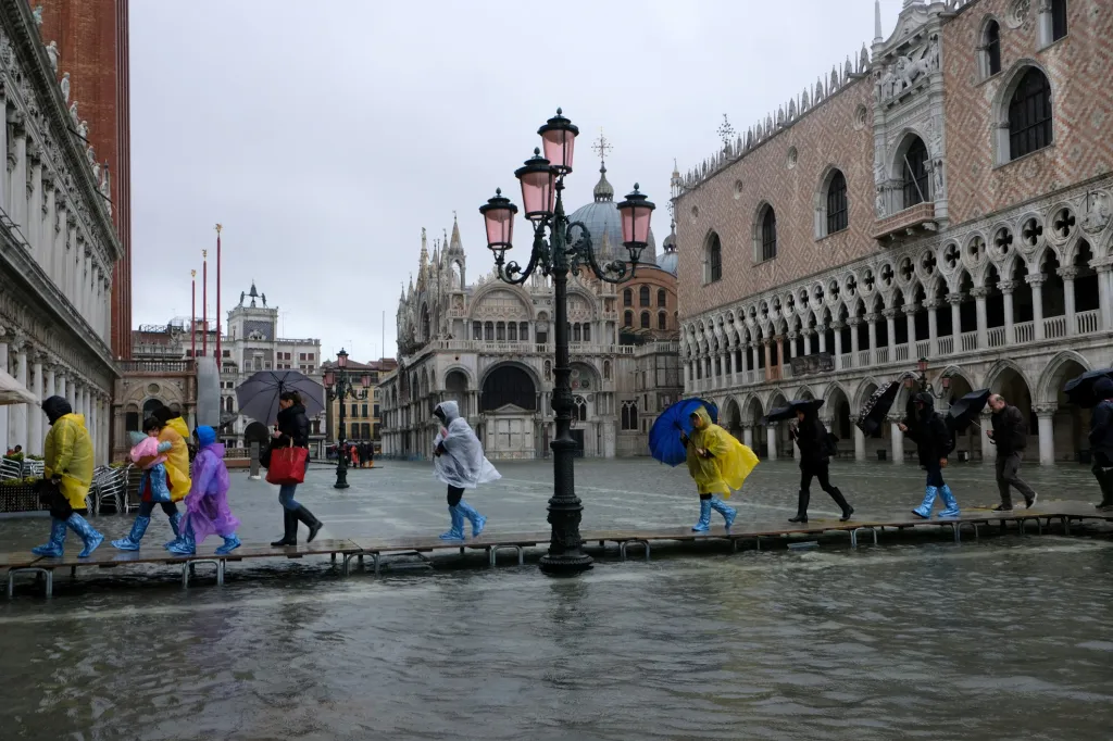 Na podzim stav vysoké vody často komplikují intenzivní deště. Pokud voda stoupne o metr, zaplaví voda přibližně pět procent města. Když stoupne o 130 centimetrů, octne se pod vodou více než třetina plochy Benátek