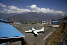 V nepálských horách zmizel letoun s 22 lidmi na palubě, pátrání ztěžuje počasí