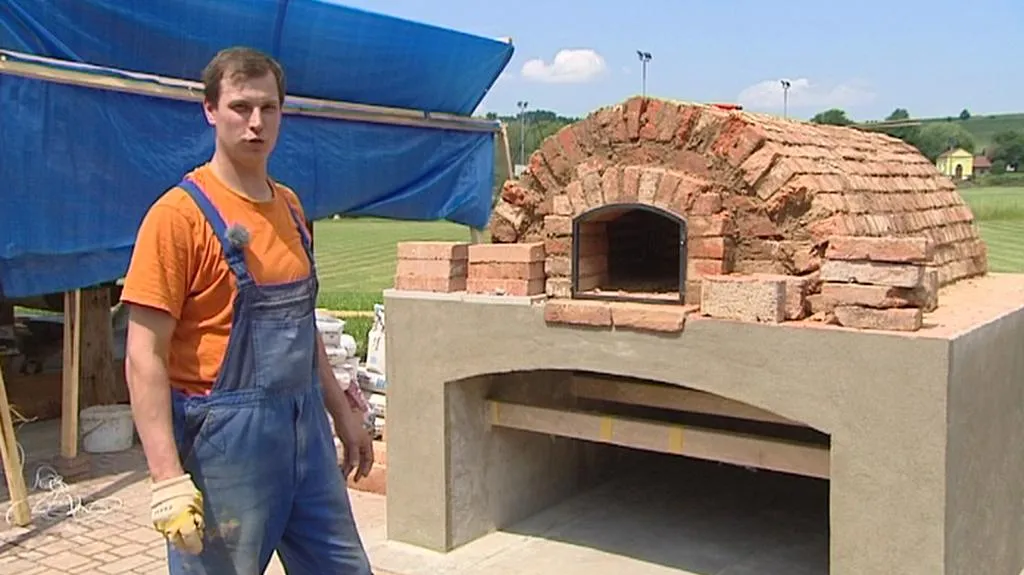 Stavba obecní pece v Synkově-Slemenu