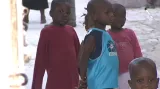 Na Haiti je každé sedmé dítě sirotek