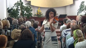 Iva Bittová při koncertě v kostele ve Frýdku-Místku