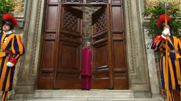 Dveře Sixtinské kaple se zavírají