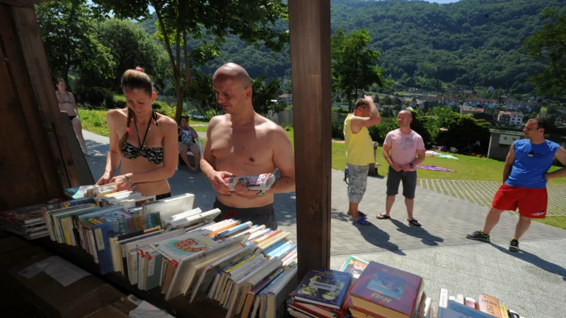 Plážová knihovna u koupaliště Brná na Ústecku