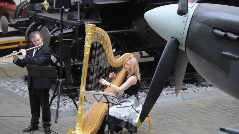 Flétnista Roman Novotný a harfenistka Jana Boušková v NTM