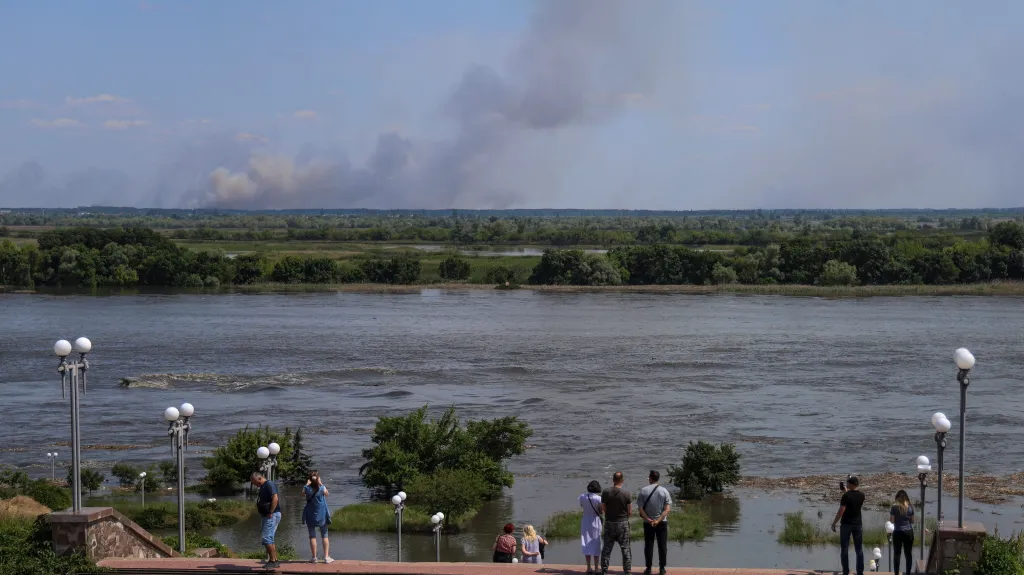 Obyvatelé Chersonu přihlížejí rozvodněnému Dněpru po výbuchu na Kachovské přehradě