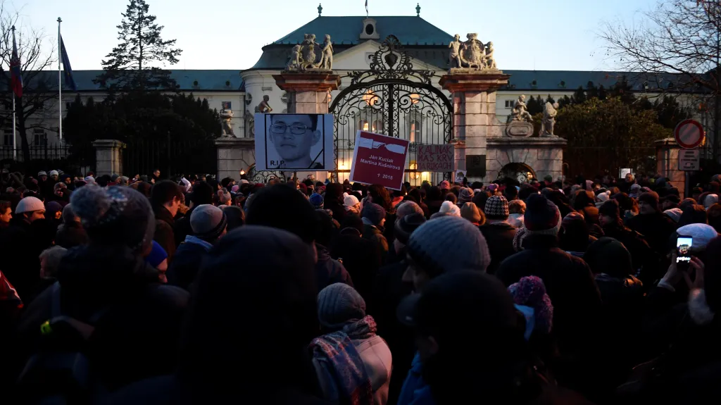 Lidé se v Bratislavě sešli, aby uctili památku zavražděného novináře Jána Kuciaka a jeho přítelkyně