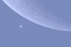 Měsíc ve čtvrtek dopoledne zakryl Venuši, je to vidět pouhým okem
