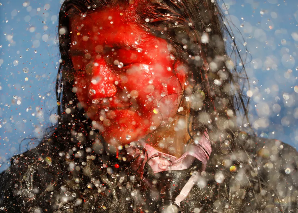 Oslava hinduistického svátku barev Hólí v nepálském Káthmándú