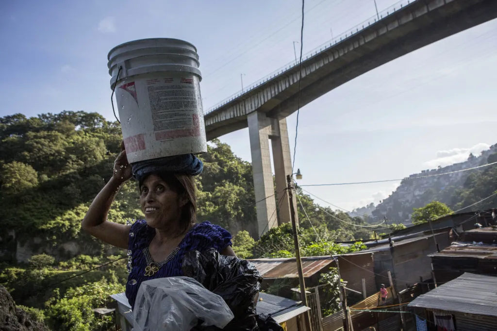 Obyvatelé Guatemaly se potýkají s nedostatkem vody. Mnoho řek v zemi je silně znečištěno a lidé hledají zdroje vody jinde